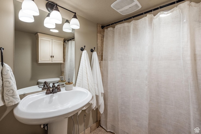 full bathroom featuring a sink and a shower with shower curtain
