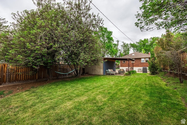 view of yard with outdoor lounge area