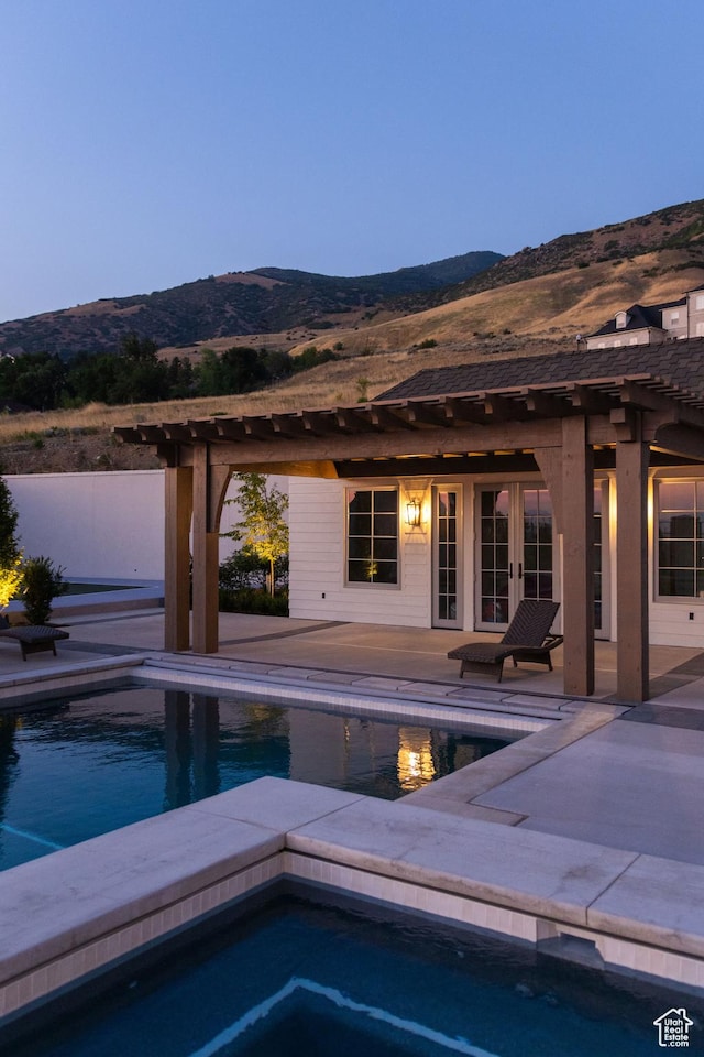 1565 N Overolook Ct, Farmington, UT 84025 - swimming pool featuring a mountain view, an in-ground hot tub, and a patio area