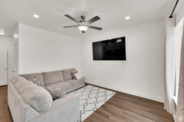 living area with wood finished floors, ceiling fan, recessed lighting, and baseboards