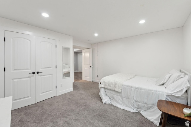 bedroom featuring carpet flooring, recessed lighting, baseboards, and a closet
