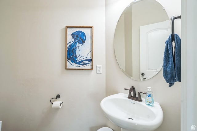 bathroom featuring a sink