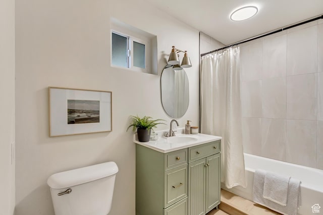 full bath featuring toilet, vanity, and shower / tub combo with curtain