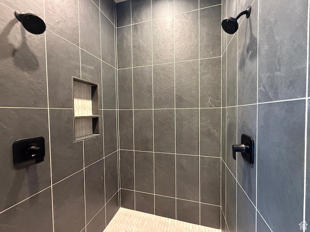 full bath with tiled shower
