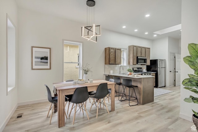 915 W 300 S, Salt Lake City, UT 84104 - dining room with light wood-type flooring, recessed lighting, baseboards, and a chandelier