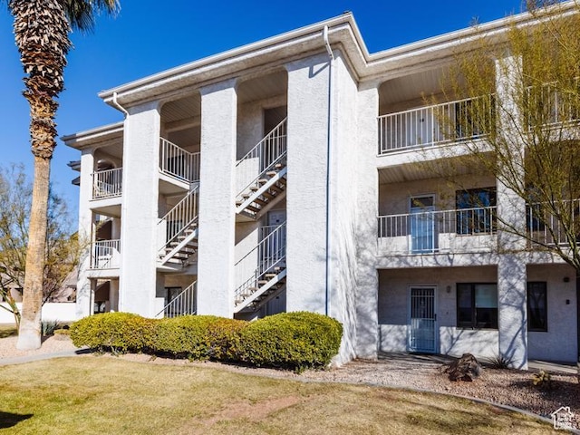 view of apartment building / complex