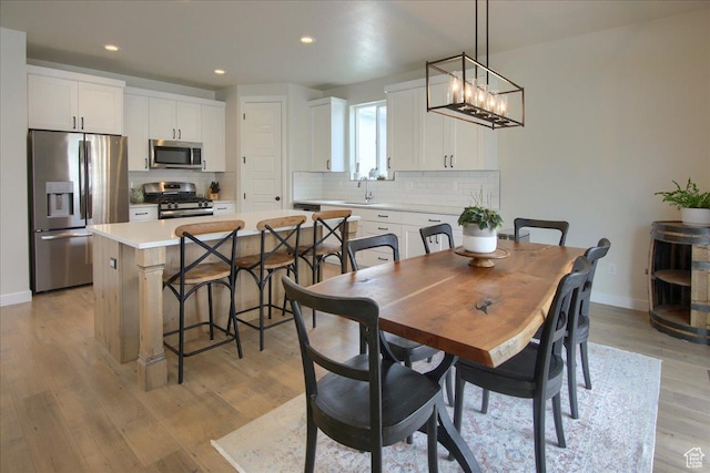 352 N 75 E, Kaysville, UT 84037 - dining room featuring light wood-type flooring, recessed lighting, baseboards, and a chandelier