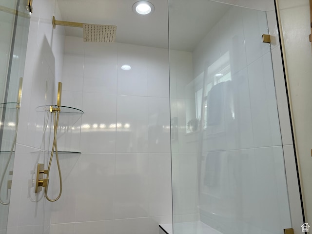full bathroom with tiled shower and recessed lighting