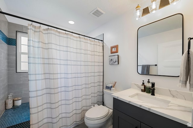 full bath with toilet, vanity, and curtained shower