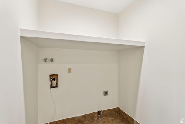 clothes washing area with washer hookup, hookup for a gas dryer, electric dryer hookup, and baseboards