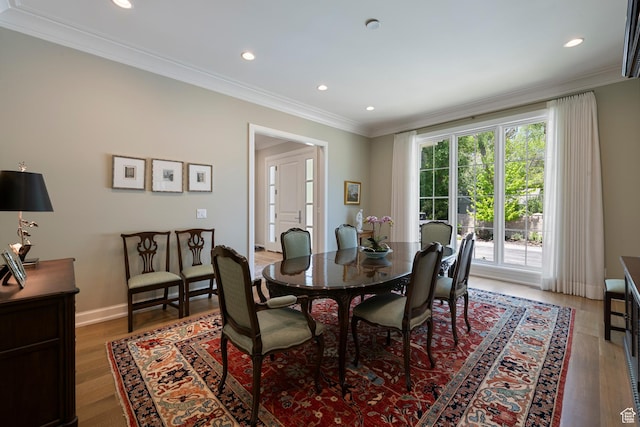 dining area featuring crown molding, recessed lighting, light wood-style floors, and baseboards