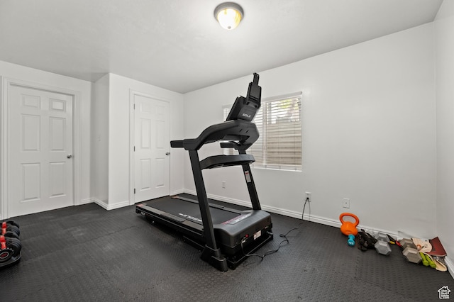 exercise room featuring baseboards