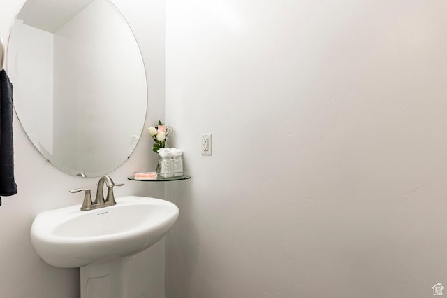 bathroom featuring a sink