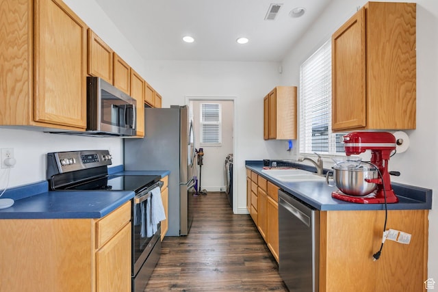 274 N Foxboro Dr, North Salt Lake, UT 84054 - kitchen with stainless steel appliances, a sink, dark wood finished floors, dark countertops, and recessed lighting