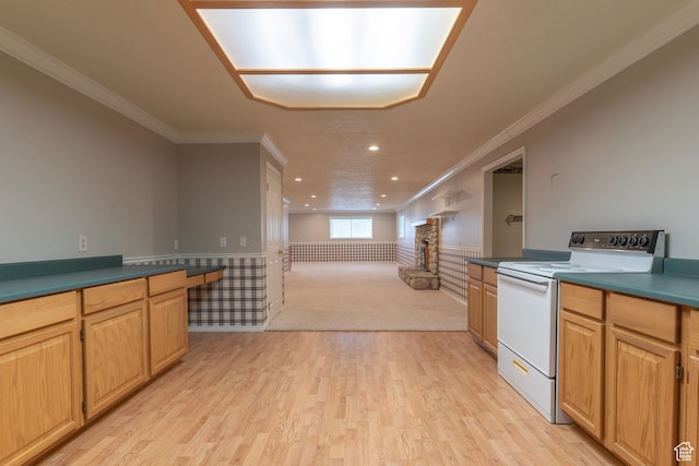 kitchen with white electric range oven, recessed lighting, ornamental molding, open floor plan, and light wood finished floors