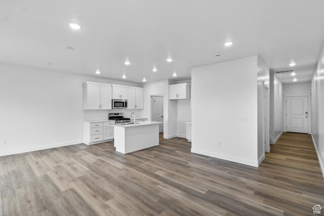 651 W 575 N, Smithfield, UT 84335 - kitchen featuring appliances with stainless steel finishes, a kitchen island with sink, recessed lighting, dark wood-style floors, and a sink