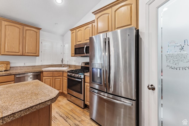 4948 S 1150 E, Ogden, UT 84403 - kitchen featuring stainless steel appliances, a sink, lofted ceiling, light wood-type flooring, and recessed lighting