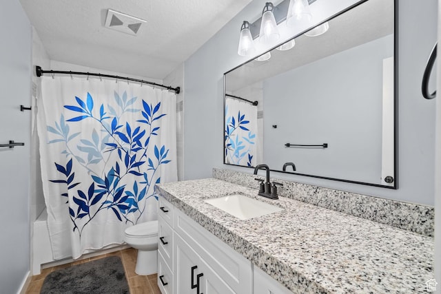 full bath featuring toilet, vanity, wood finished floors, shower / bath combo with shower curtain, and a textured ceiling