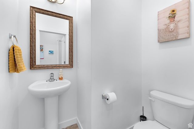 876 S Brubaker Way, Santaquin, UT 84655 - half bath featuring toilet, baseboards, and a sink