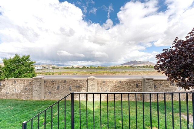 876 S Brubaker Way, Santaquin, UT 84655 - view of yard featuring a mountain view