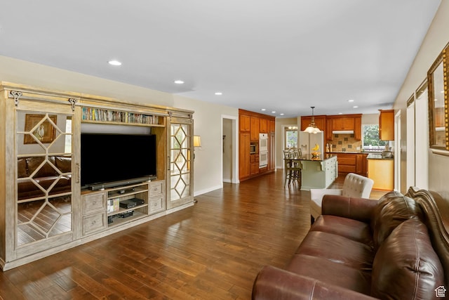living room with recessed lighting, dark wood-style flooring, and baseboards