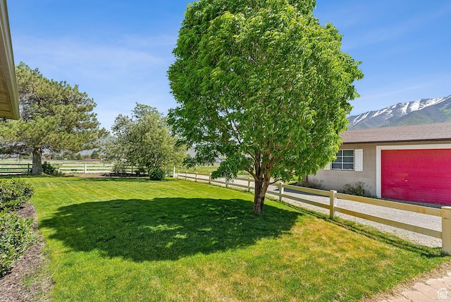 view of yard featuring a mountain view