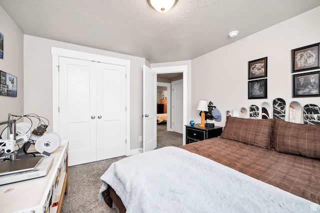 carpeted bedroom with a closet and a textured ceiling