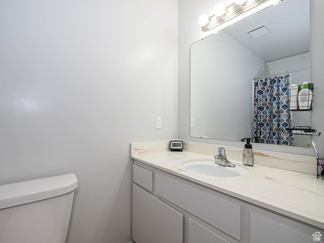 full bath with vanity, toilet, and a shower with shower curtain