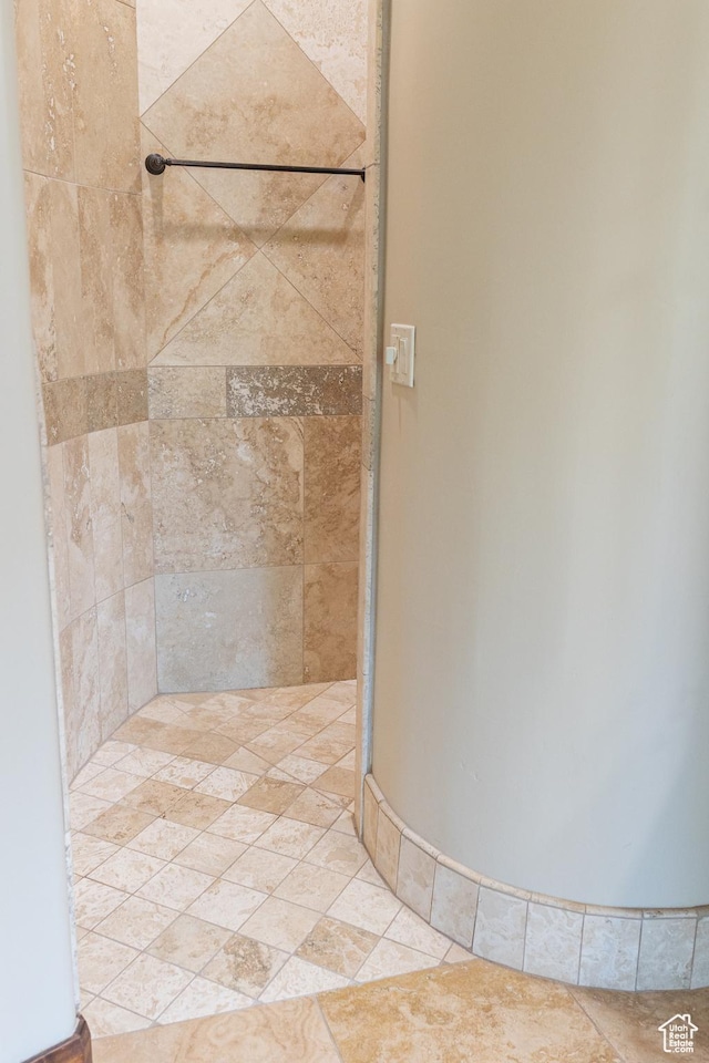 2090 N Tuweap Dr Unit 15, St George, UT 84770 - bathroom featuring tiled shower