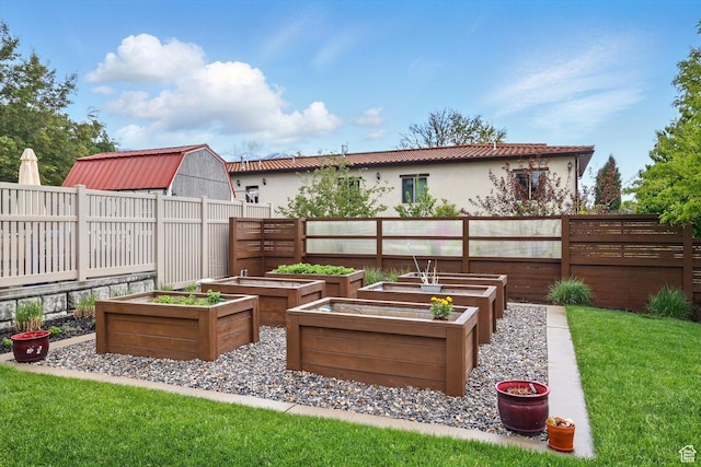 view of yard featuring a vegetable garden