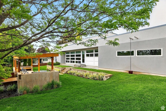 view of grassy yard featuring a garage