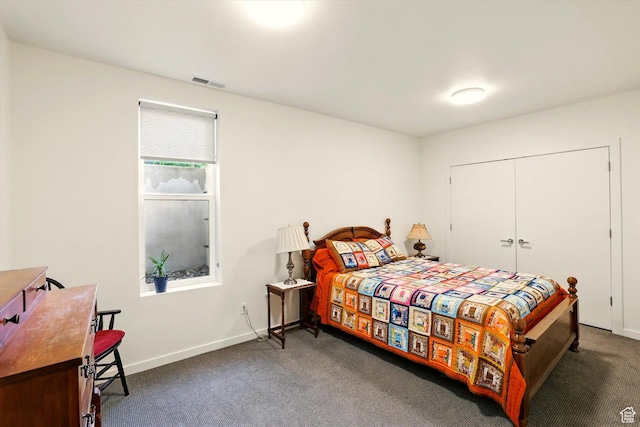 bedroom featuring carpet floors, baseboards, and a closet
