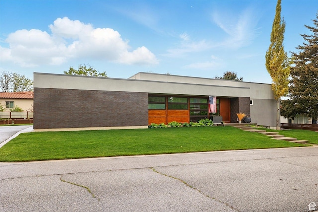 view of front of property with stucco siding and a front yard
