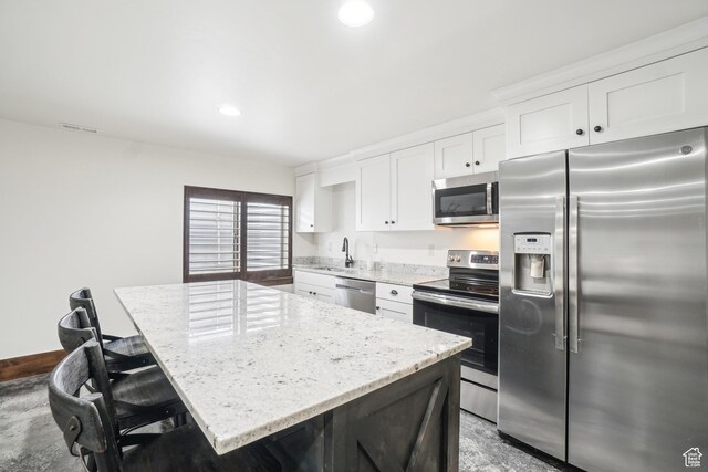 1236 S 2240 E, Heber City, UT 84032 - kitchen with appliances with stainless steel finishes, a sink, white cabinets, a center island, and recessed lighting