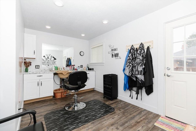 office area featuring dark wood-style flooring, recessed lighting, baseboards, and built in desk
