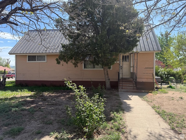 479 S Vernal Ave, Vernal, UT 84078 - view of front facade featuring metal roof and entry steps
