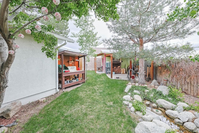 view of yard featuring a patio area