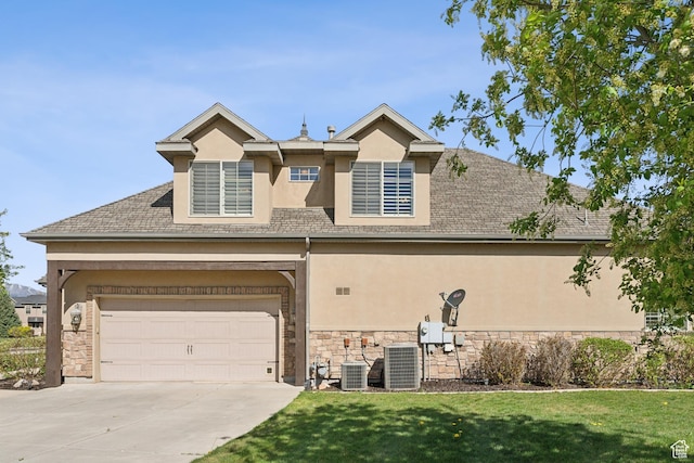 view of front facade featuring stucco siding, driveway, a front yard, and stone siding