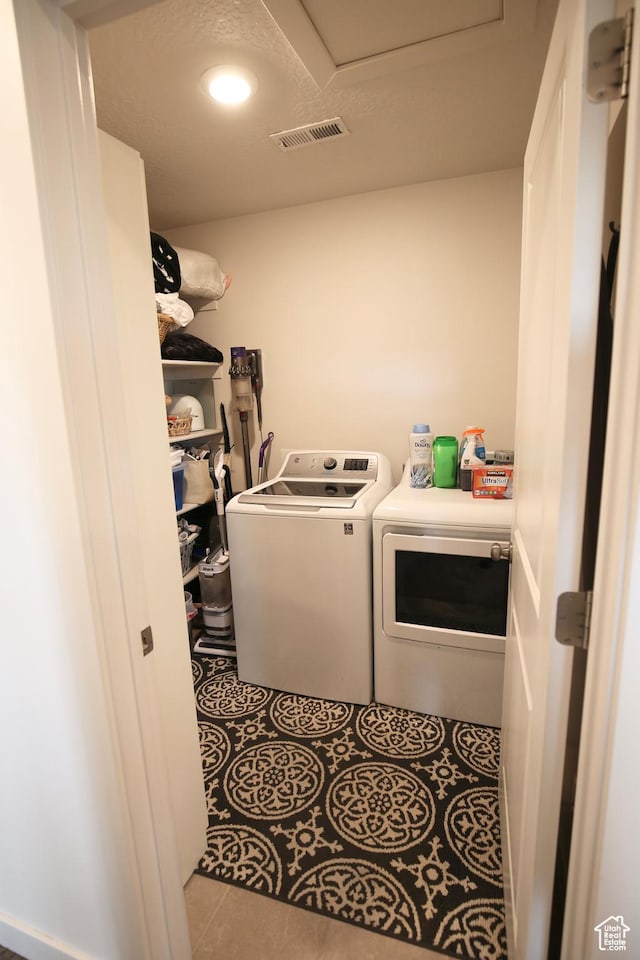 washroom featuring washing machine and clothes dryer and recessed lighting