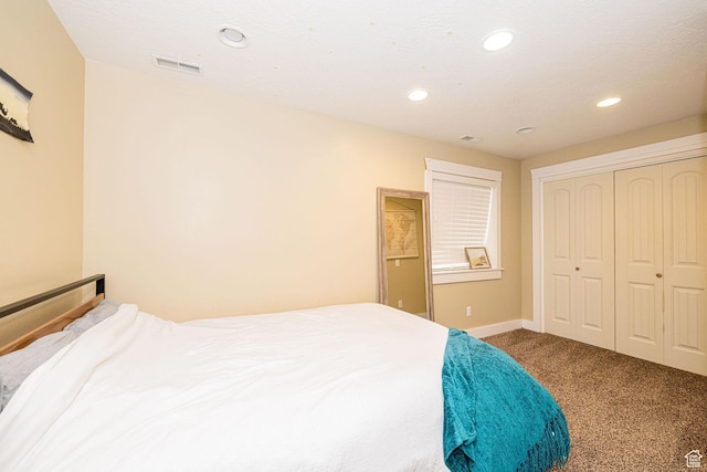 bedroom with carpet, recessed lighting, baseboards, and a closet