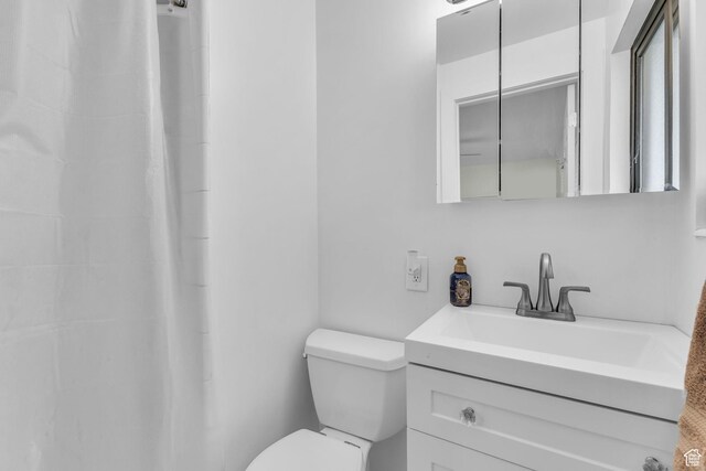 492 W Highland Dr, Riverdale, UT 84405 - bathroom with toilet, vanity, and a shower with curtain