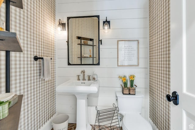 575 S 1560 E, Mapleton, UT 84664 - bathroom with toilet and a sink