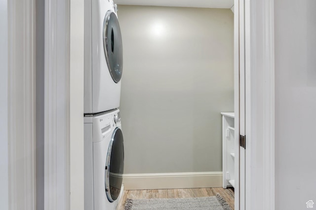 575 S 1560 E, Mapleton, UT 84664 - laundry area featuring stacked washing machine and dryer, light wood-type flooring, and baseboards