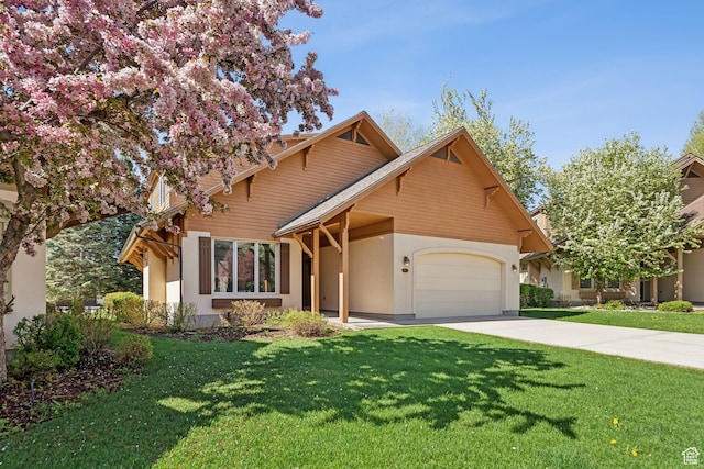 view of front facade with an attached garage, stucco siding, a front yard, and driveway