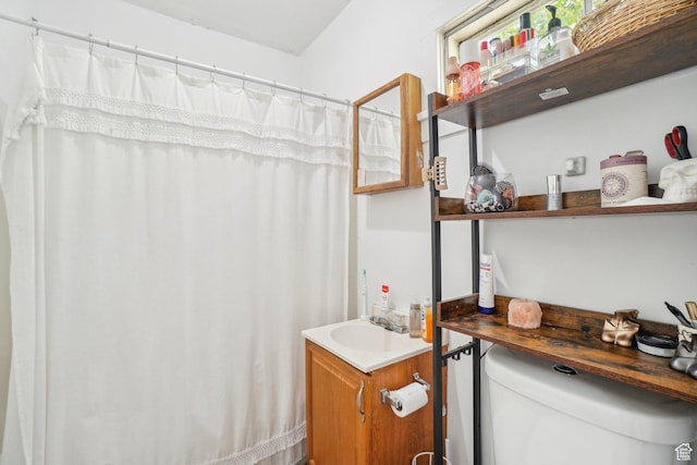 full bath with toilet, vanity, and a shower with shower curtain