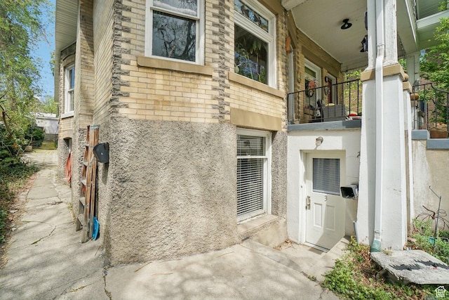view of exterior entry featuring stucco siding