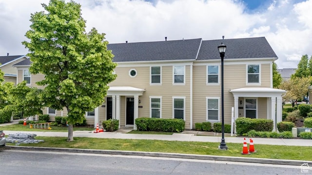 multi unit property featuring a front yard