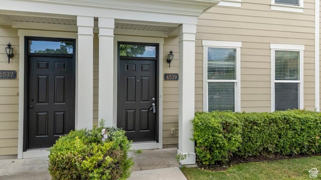 entrance to property featuring a porch