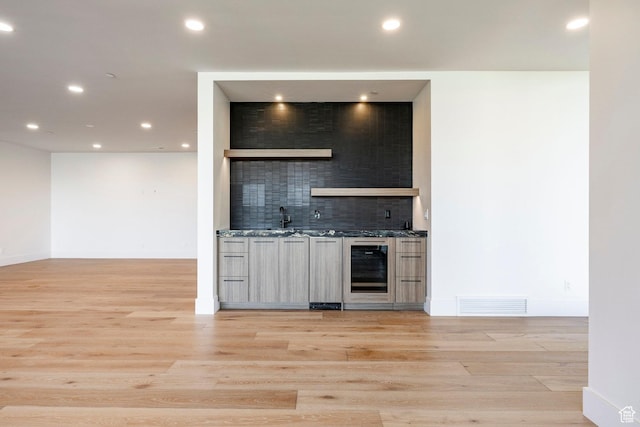 1964 E Upper Lookout Knoll Cir Unit 371, Heber City, UT 84032 - indoor wet bar featuring decorative backsplash, light wood-style flooring, recessed lighting, and beverage cooler