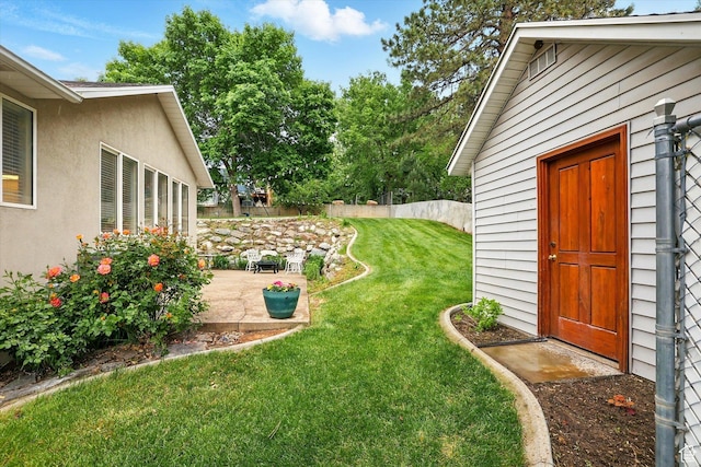 view of yard featuring a patio area